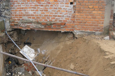 Sạt lở bờ kè cảng cá, người dân lo lắng